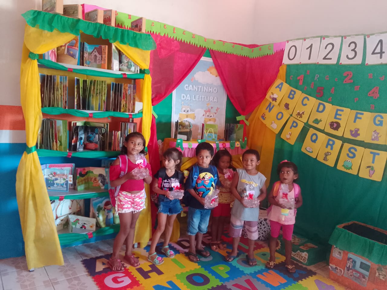 Amoppe Promove Entrega De Tapete Educacional Na Escola Do Povoado