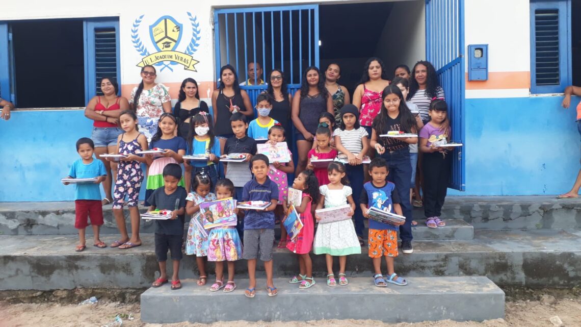Associação dos Moradores e Pescadores do Povoado de Estiva entrega material escolar na Unidade Joaquim Veras