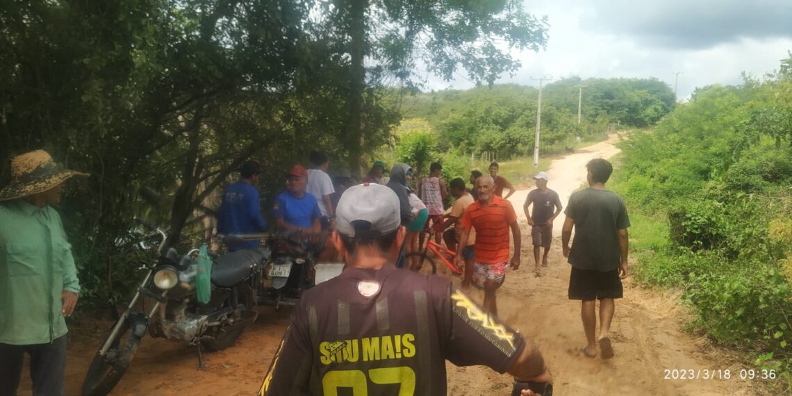Moradores e Associação realiza limpeza e operação ‘tapa buraco” em estrada que liga os três povoados