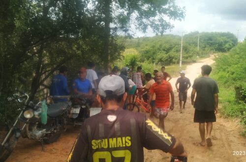 Moradores e Associação realiza limpeza e operação ‘tapa buraco” em estrada que liga os três povoados