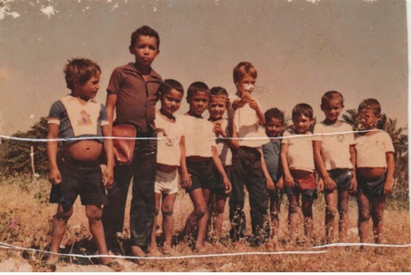 Na imagem, o Sargento Francisco é o menino maior, com camisa marrom. Essa é uma foto que representa a sua infância - Imagem: Acervo pessoal